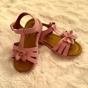 Beautiful! Never used! Sandals Size 6 (little girl)